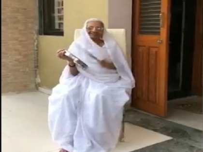 Video: PM narendra Modi's mother Hiraben salutes 'Corona Commandos' by playing a plate | Video: पीएम मोदी की मां हीराबेन ने थाली बजाकर किया 'कोरोना कमांडोज' को सलाम, देखें