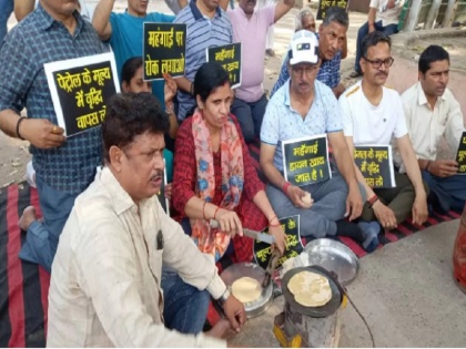 Prime Minister Narendra Modi's parliamentary constituency boiled on the increased price of LPG, in Varanasi, women protested by cooking food on a coal stove | रसोई गैस के बढ़े दाम पर उबला प्रधानमंत्री नरेंद्र मोदी के संसदीय क्षेत्र, वाराणसी में महिलाओं ने कोयले के चूल्हे पर खाना बनाकर किया विरोध प्रदर्शन