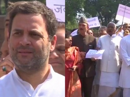 Congress MPs staged protest near Mahatma Gandhi statue in Parliament over #PNBScam; party president Rahul Gandhi also present | PNB घोटाले को लेकर लोकसभा परिसर में कांग्रेस का प्रदर्शन, 'बीजेपी का बहाना है, नीरव को बचाना है' जैसे लगाए नारे