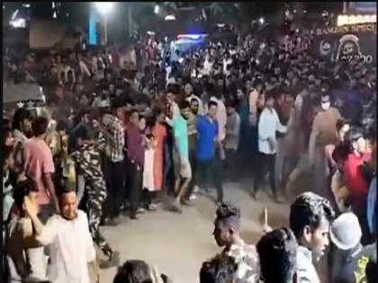 Police resorted to lathi charge to control the chaos caused by the restaurant's distribution of free Haleem in Hyderabad | Viral Video: रेस्तरां ने कहा- "आओ... मुफ्त 'हलीम' खाओ", लोगों की भीड़ ने मचा दी अफरा-तफरी, पुलिस ने किया लाठीचार्ज