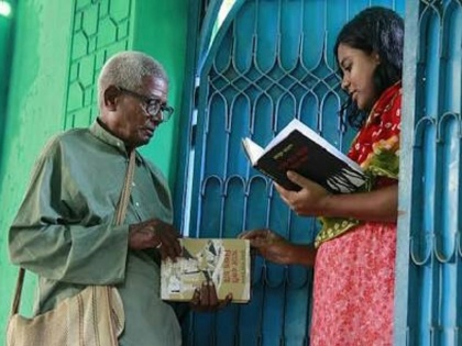 Polan Sarkar Known as Walking Library Of Bangladesh dies at 98, made ten village read books | चलती-फिरती लाइब्रेरी था यह शख्स, 30 साल में 10 गांवों के लोगों को पढ़ाई किताबें