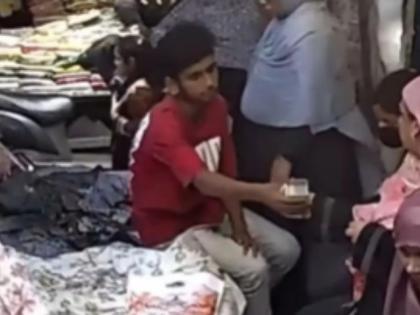 'New Scam Alert' Man Tricks Customer And Vendor Pretending Both Disappears With Cash In Seconds Watch Video watch | New Scam Alert: फ्रॉड का नया तरीका, हो जाएं अलर्ट, ऐसे दिया धोखा और चंद सेंकेड में रुपया लेकर गायब, देखिए वीडियो