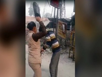 woman constable thrashes a man for allegedly harassing girls on their way to school Kanpur viral | Video: लड़कियों को छेड़ रहे मनचले की महिला पुलिसकर्मी ने जूते से की जमकर पिटाई, कहा- 'क्या तुम्हारे घर में मां-बहन नहीं है?'