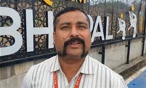 bhopal Police constable Rakesh Rana suspended long & stylish mustache ready quit job refused see video | बड़े बाल और लंबी मूंछें रखने पर पुलिस कांस्टेबल निलंबित, सोशल मीडिया पर वायरल, देखें वीडियो
