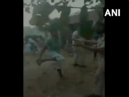 Haryana villagers attack police after suspected drug peddlers 2 dead video | Video:जूता-चप्पल, ईंट-पत्थर, जो मिला उसी से गांव वालों ने दौड़ा-दौड़ा कर पुलिस वालों को पीटा, ड्रग्स तस्कर को पकड़ने गई थी टीम