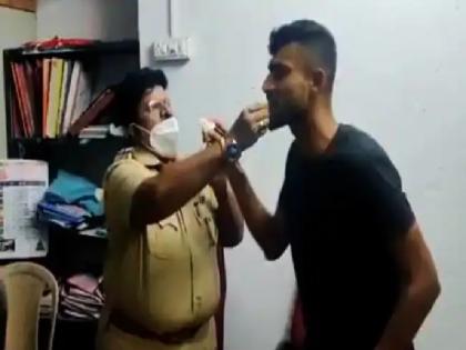 Mumbai: Video of police officer feeding cake to notorious criminal goes viral, investigation orders | मुंबईः पुलिस अधिकारी ने अपने हाथों से खिलाया कुख्यात अपराधी को केक, वीडियो वायरल होने के बाद जांच के आदेश Mumbai: Video of police officer feeding cake to notorious criminal goes viral, investigation orders | मुंबईः पुलिस अधिकारी ने अपने हाथों से खिलाया कुख्यात अपराधी को केक, वीडियो वायरल होने के बाद जांच के आदेश