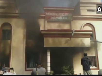 Odisha Sambalpur Ainthapali Police Station set on fire 30 injured, DGP and 2 police suspended | ओडिशा: पुलिस हिरासत में 22 वर्षीय युवक की मौत पर गुस्साई भीड़ ने फूंका थाना, 30 घायल