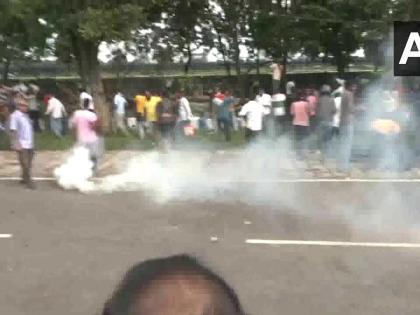 Kolkata Nabanna March Live Police detain stones pelters use water cannons disperse protesters near Howrah Bridge see 6 video | Kolkata Nabanna March: पुलिस पर पथराव, हिरासत में लोग, हावड़ा ब्रिज के पास प्रदर्शनकारियों पर पानी की बौछार, देखें वीडियो