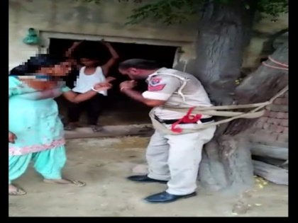 Punjab's Faridkot woman alleges inebriated policeman tried to rape | जब पुलिस वाले ने की रेप की कोशिश, लोगों ने पेड़ से बांधकर दी ऐसी सजा