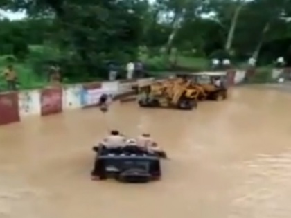police vehicle was rescued by a crane after it got stuck in a flooded road in Kanpur | बारिश के पानी में डूबी यूपी पुलिस की गाड़ी, क्रेन से निकाला बाहर, देखें वीडियो