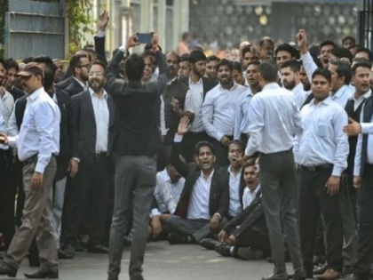 Police Vs Lawyer: advocate strike to continue 13 nov | दिल्ली में जारी रहेगी वकीलों की हड़ताल, बेनतीजा रही पुलिस के साथ हुई बैठक
