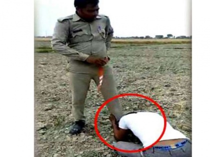 mainpuri policeman first beaten then rubbing the nose on the shoes video viral | यूपी पुलिस की गुंडागर्दी: सिपाही ने युवक को पीटा, फिर जूते पर रगड़वाई नाक