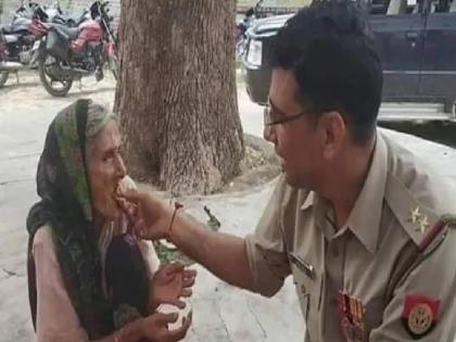 Internet lauds policeman for feeding homeless elderly woman picture viral on social media | बुजुर्ग महिला को खाना खिलाते पुलिसकर्मी की फोटो वायरल, लोगों ने कहा-सीधे कमिश्नर या सीएम बना दो