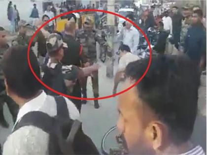 policeman thrashed by indian army jawans in delhi | दिल्लीः आपस में कहासुनी के बाद पुलिसकर्मी पर सेना के जवानों ने जमकर भांजी लाठियां  