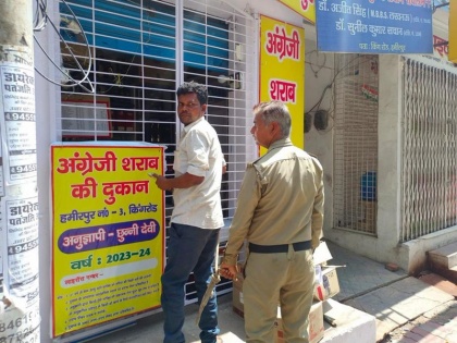 Policeman seen helping prisoner to buy liquor in UP Hamirpur photos went viral probe order | यूपी के हमीरपुर में कैदी को शराब खरीदने में मदद करता दिखा पुलिस वाला, तस्वीरें हुई वायरल तो हुआ एक्शन
