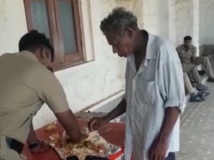 Viral Video: Kerala policeman S S Sreejith shares food with Homeless Hungry Man, Receives Great Response | बेघर-भूखे आदमी को साथ खाना खिलाने वाले पुलिसवाले का वीडियो वायरल, लोग बोले- बिग सैल्यूट सर