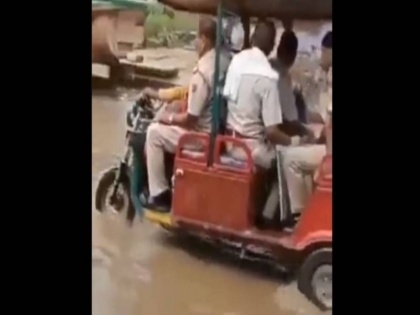 viral video policemen e rickshaw submerged in water filled on the road ips said khatron ke khiladi | ई रिक्शा में बैठकर जा रहे थे पुलिसवाले, गंदे पानी में जा गिरे, आईपीएस ऑफिसर ने कहा- खतरों के खिलाड़ी, वीडियो वायरल