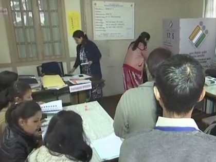 Lok Sabha Elections 2019: Mobile voting facility for first time in polling booth | लोक सभा चुनाव 2019: पहली बार मतदान केंद्र पर मिल सकती है मोबाइल रखने की सुविधा