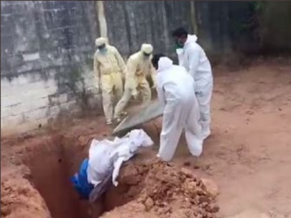 Video: Health workers throw dead body of Covid-19 patient in Puducherry, Health Director clarifies | Video: पुदुचेरी में स्वास्थ्य कर्मचारियों ने कोरोना मरीज के शव को गड्ढे में फेंका, स्वास्थ्य निदेशक ने दी सफाई