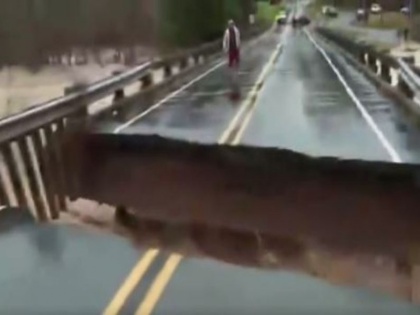 Reporter escapes bridge collapse by mere seconds. Watch shocking clip | VIDEO: टीवी पर लाइव रिपोर्टिंग कर रही थी महिला रिपोर्टर तभी अचानक गिर गया पुल, फिर जो हुआ जान उड़ जाएंगे आपके भी होश