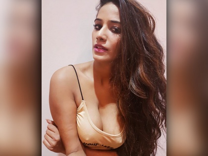 poonam panedey make a comment on shahrukh khans daughter suhana khans bikini photo | सुहाना खान की वायरल तस्वीरों का पूनम पांडे ने न्यूड फोटो से दिया जवाब, फैंस ने थामी सांसे