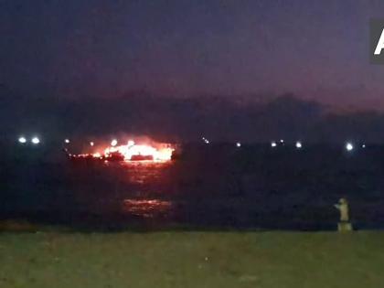 watch Porbandar fire broke out ship off coast No casualties police security deployed Chowpatty to ensure no casualties Gujarat see video | पोरबंदर बंदरगाह पर एक मालवाहक जहाज में आग लगी, देखिए वीडियो