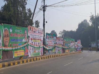 Bihar: In the midst of political turmoil, the roads in Patna were covered with posters | बिहार: सियासी गहमागहमी के बीच पटना में सड़कों को पाट दिया गया पोस्टरों से