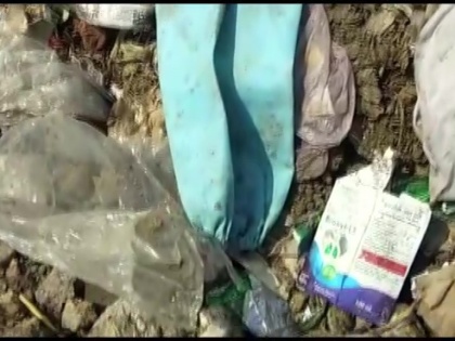Used PPE Kits found disposed in an open area in Ghaziabad, "A thorough probe will be conducted into the incident- CMO | गाज़ियाबाद: प्रशासन की भारी लापरवाही, कूड़े के ढेर में मिले पीपीई किट्स, जानिए पूरा मामला