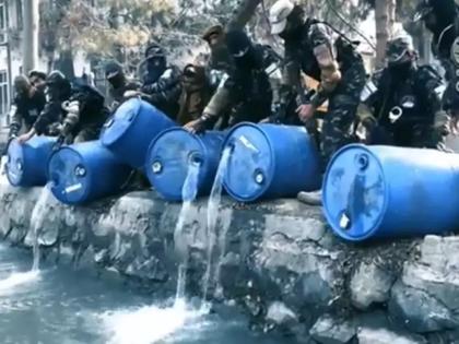 news taliban secret agent seized and throw in Sewer thousand litre of liquor gdi give Strict warning Afghans | तालिबानी खुफिया एजेंटों ने नाले में कुछ ऐसे गिराई हजारों लीटर शराब, अफगानियों को दी सख्त चेतावनी, वीडियो वायरल