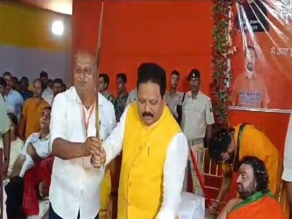 Araria's BJP MP Pradeep Singh gave a controversial statement, said- If you want to live in Araria, you have to become a Hindu | अररिया के भाजपा सांसद प्रदीप सिंह ने दिया विवादित बयान, कहा- अगर अररिया में रहना है तो हिंदू बनना होगा