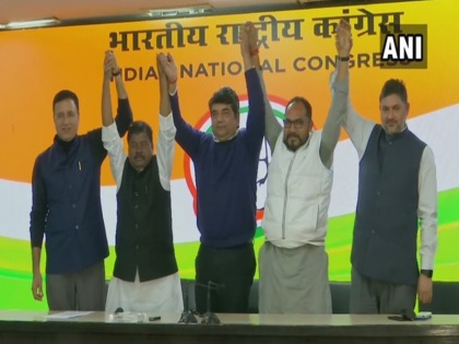 Delhi: Two JVM MLAs Pradeep Yadav and Bandhu Tirkey joins Congress party | बाबूलाल मरांडी के बीजेपी में शामिल होने के बाद JVM से निष्कासित दो विधायकों ने थामा कांग्रेस का दामन 