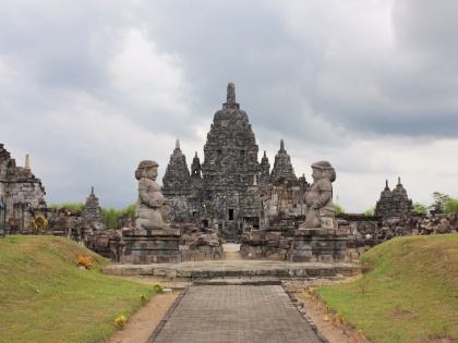 'Tridev' in temple of Indonesia | इंडोनेशिया के इस विशाल मंदिर में बसे हैं 'त्रिदेव'