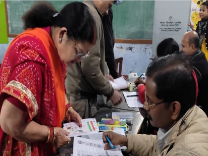 UP Election 2022 Kanpur Mayor Pramila Pandey in trouble for sharing pics of her casting vote | यूपी चुनाव 2022: कानपुर की मेयर प्रमिला पांडेय ने वोट डालते हुए शेयर की फोटो, डीएम ने दिए FIR के आदेश