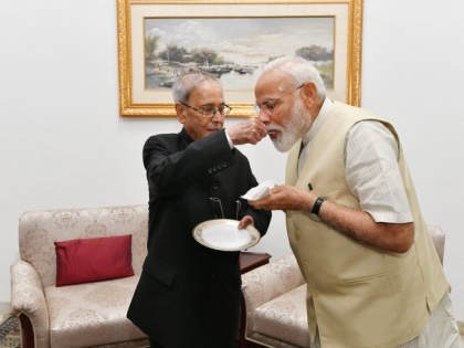 PM Narendra Modi met former President Pranab Mukherjee today, share picture on twitter | दूसरी बार PM पद की शपथ लेने से पहले प्रणब मुखर्जी से मिले नरेंद्र मोदी, शेयर की मुलाकात की तस्वीर