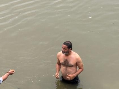 Prashant Kishor, who was on a hunger strike for 14 days, broke his hunger strike, first took a dip in the Ganga and then ate a banana | 14 दिनों से अनशन कर रहे प्रशांत किशोर ने तोड़ा अपना अनशन, पहले गंगा में लगाई डुबकी फिर खाया केला