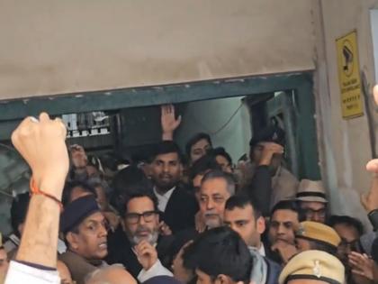 Prashant Kishor Protest: अनशन के बीच बिगड़ी प्रशांत किशोर की तबियत, ले जाए गए अस्पताल