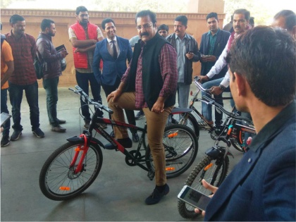 Transport Minister of Rajasthan reached the assembly by cycle | राजस्थान के परिवहन मंत्री साइकिल चलाकर पहुंचे विधानसभा, ये बताया कारण