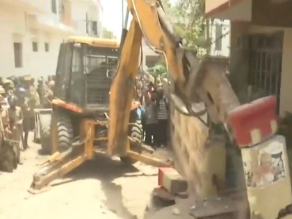UP News Prayagraj violence demolition of residence of accused Javed Ahmed underway watch video | वीडियो: प्रयागराज हिंसा के 'मास्टरमाइंड' जावेद पंप के घर पर चला बुलडोजर, इलाके में भारी पुलिसबल तैनात