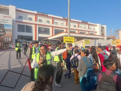 Maha Kumbh 2025: Prayagraj Sangam station temporarily closed due to heavy crowd of devotees | Maha kumbh 2025: श्रद्धालुओं की भारी भीड़ के कारण प्रयागराज संगम स्टेशन अस्थायी रूप से बंद