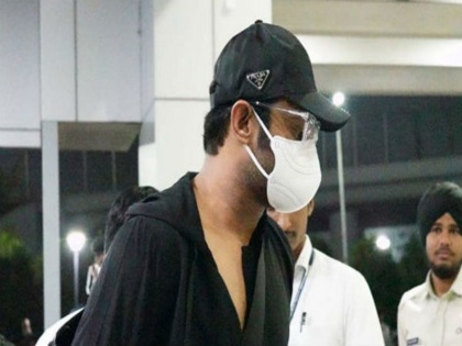 Reason of Coronavirus Prabhas snapped in a mask at the airport | Coronavirus के खौफ से बॉलीवुड सतर्क, एयरपोर्ट पर मास्क पहने दिखे बाहुबली प्रभास