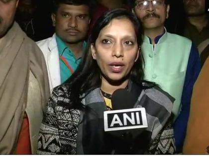 delhi bawana fire bjp leader preeti Aggarwal caught on camera | बवाना अग्निकांडः VIDEO में खुसफुसाते दिखीं BJP नेता, बोलीं-फैक्ट्री का लाइसेंस है हमारे पास