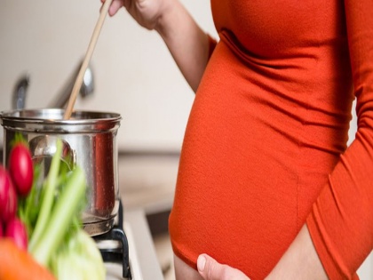 pregnancy tips: eating canned food during pregnancy could affect babies and mother health | प्रेगनेंसी में भूलकर भी ऐसे बर्तनों में न खायें, बच्चे को मोटापे, अस्थमा, दिमागी विकार जैसी 6 बीमारियों का खतरा