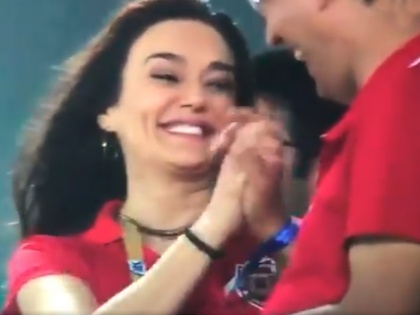 IPL 2018: Was Preity Zinta happy after Mumbai Indians exit from IPL, Watch Video | IPL 2018: मुंबई की हार के बाद खुशी मना रही थीं प्रीति जिंटा? इस वीडियो से हुआ खुलासा