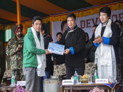 arunachal pradesh Bomja village must be one of the richest village in India | भारत का यह पूरा गांव बना करोड़पति, इस वजह से बांटे गए चेक arunachal pradesh Bomja village must be one of the richest village in India | भारत का यह पूरा गांव बना करोड़पति, इस वजह से बांटे गए चेक