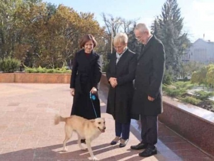 Video Moldovan President Maia Sandu's dog bit on hand of visiting Austrian President Alexander Van der Bellen and overturned the protocol see video | Video: मोल्दोवा में राष्ट्रपति के पालतू कुत्ते ने ऑस्ट्रिया के राष्ट्रपति को काटा, देखें वीडियो