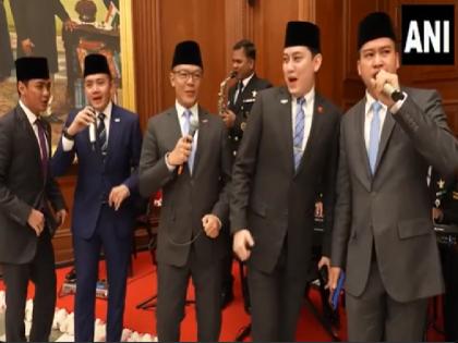 Republic Day 2025 Indonesian delegation sings Kuch Kuch Hota Hai at President banquet video viral | Republic Day 2025: राष्ट्रपति भवन में शाहरुख खान के गाने का चला जादू, इंडोनेशियाई डेलिगेशन ने गया 'कुछ कुछ होता है' सॉन्ग; वीडियो वायरल