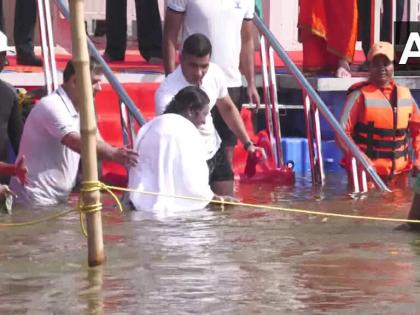 VIDEO Prayagraj Mahakumbh 2025 President Droupadi Murmu takes holy dip Triveni Sangam Second President after Dr Rajendra Prasad!, watch video Maha Mela | VIDEO Prayagraj Mahakumbh 2025: राष्ट्रपति द्रौपदी मुर्मू ने संगम में लगाई डुबकी?, डॉ. राजेंद्र प्रसाद के बाद!, देखें वीडियो