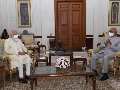 President Kovind called on pm narendra modi briefed him on important issues Rashtrapati Bhavan | बनारस से लौटने के बाद राष्ट्रपति कोविंद से मिलने गए प्रधानमंत्री मोदी, कई महत्वपूर्ण मुद्दों पर चर्चा