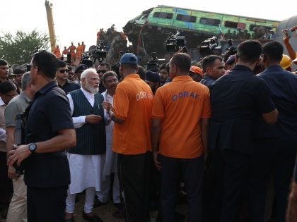 Balasore Train Accident coaches derailed trains Death toll 288 with 1000 people injured 56 grievously injured so far see video | Balasore Train Accident: रेल हादसे में अब तक 288 की गई जान, 54 लोग गंभीर, घायलों की संख्या 1000, 58 ट्रेनें रद्द और 81 का मार्ग बदला, देखें वीडियो