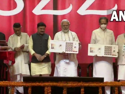 Mumbai PM Narendra Modi meet cm Uddhav Thackeray launched special stamp commemorating 200th anniversary Mumbai Samachar  | मुंबईः चार माह के बाद एक मंच पर दिखे पीएम मोदी और सीएम ठाकरे, जल भूषण भवन और क्रांतिकारियों की गैलरी का उद्घाटन